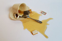 N°T08 - Tasse, cuillère, sachet de thé, résine - Collection privée